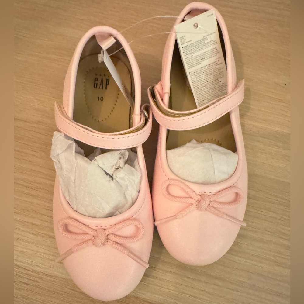 Brand New Gap ballet flat kids shoes
size 10